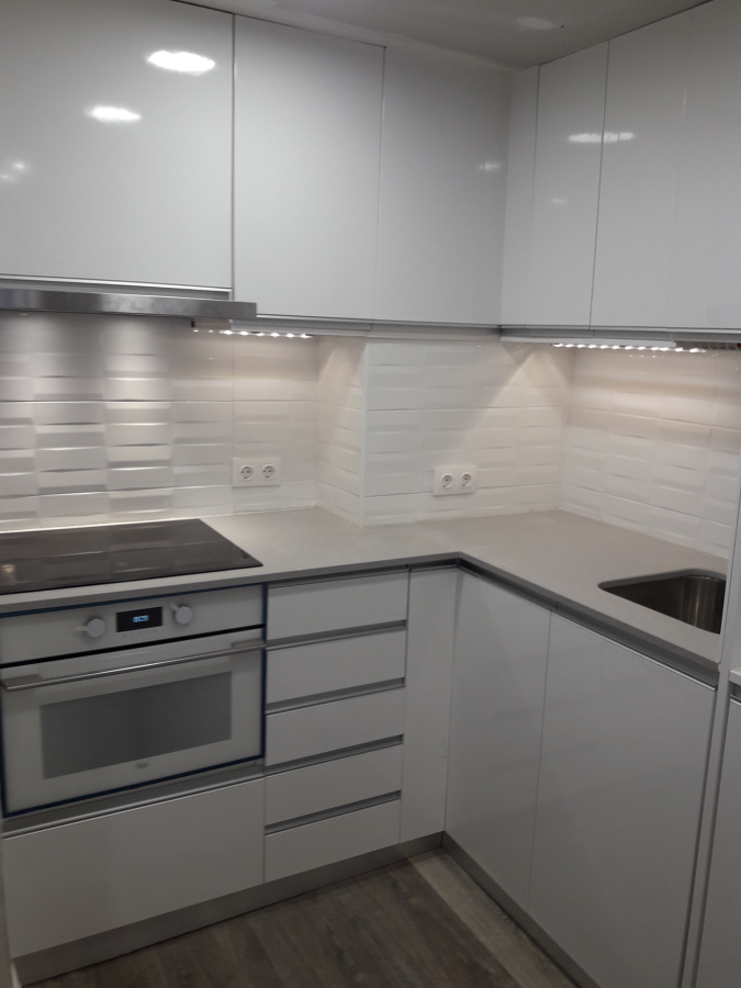 Cocina con maneta tipo  asa y led