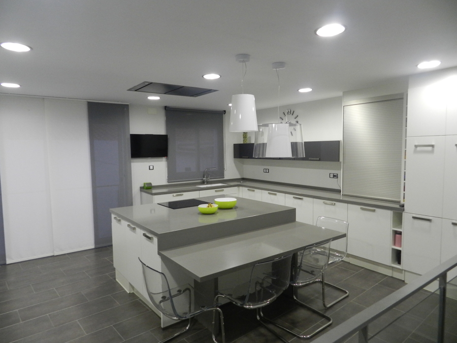 COCINA CON MESA INCORPORADA EN ISLA