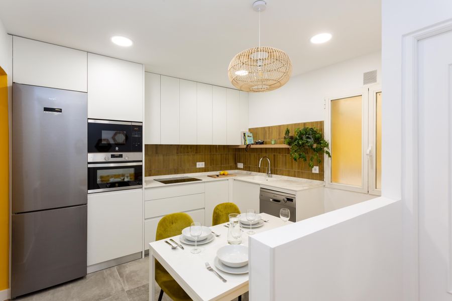 Cocina con mesa para comer