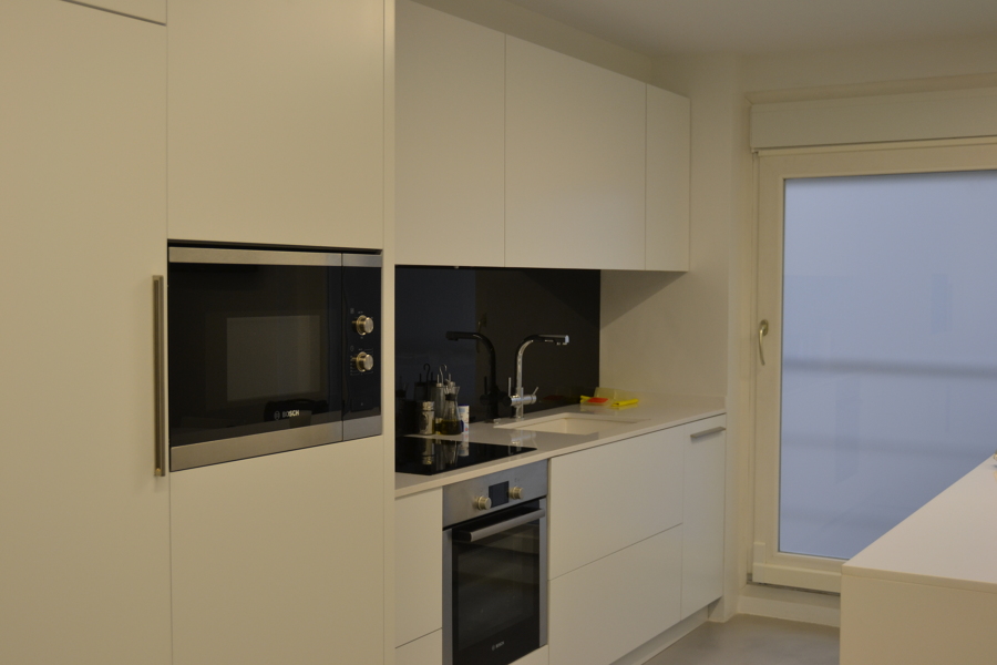 Cocina con mobiliario en blanco