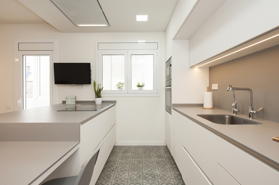 Cocina con mobiliario en paralelo