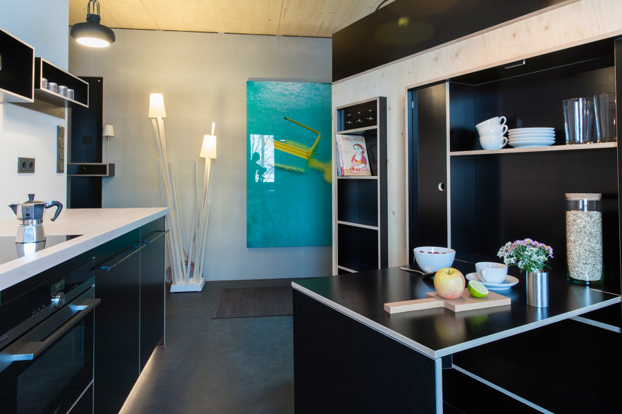 Cocina con mueble auxiliar 