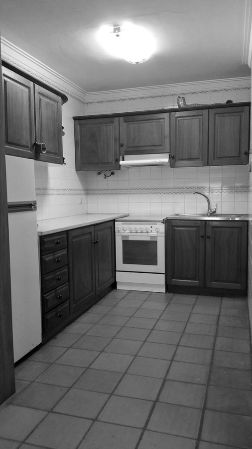 Cocina con muebles antiguos 