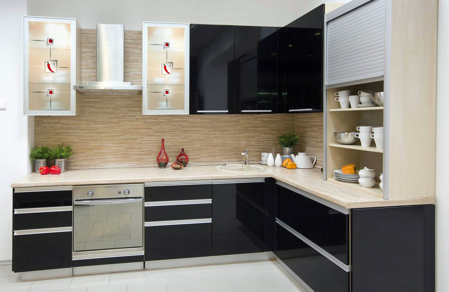 Cocina con muebles lacado negro brillo