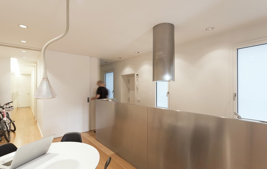 Cocina con muro revestido en acero inoxidable