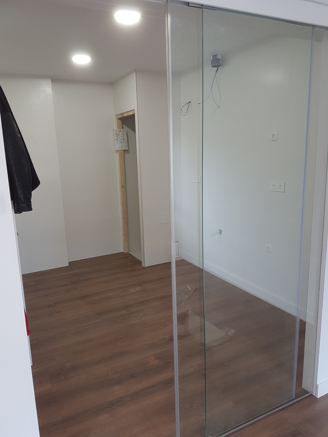 Cocina con puerta de vidrio