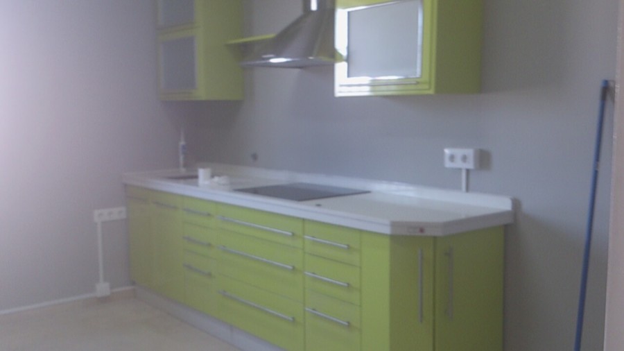 Cocina con puertas en brillo color pistacho