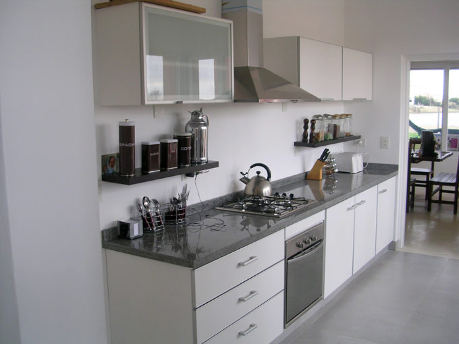 Cocina con Silestone gris brillo