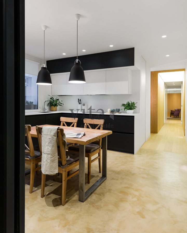 Cocina con suelo de microcemento