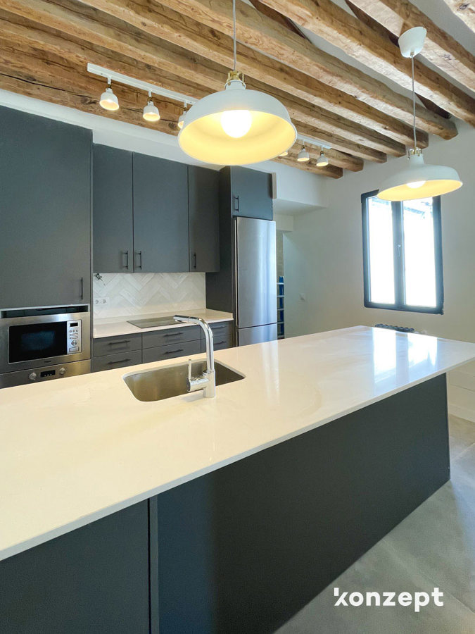 cocina con vigas de madera