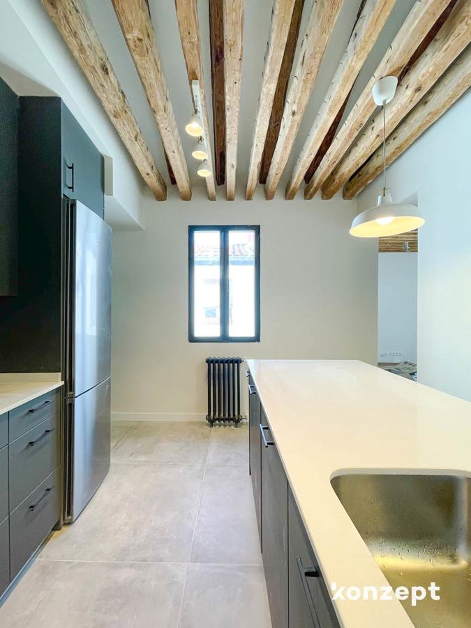 cocina con vigas de madera