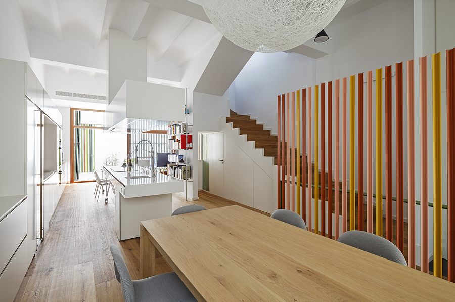 Cocina conectada al comedor 