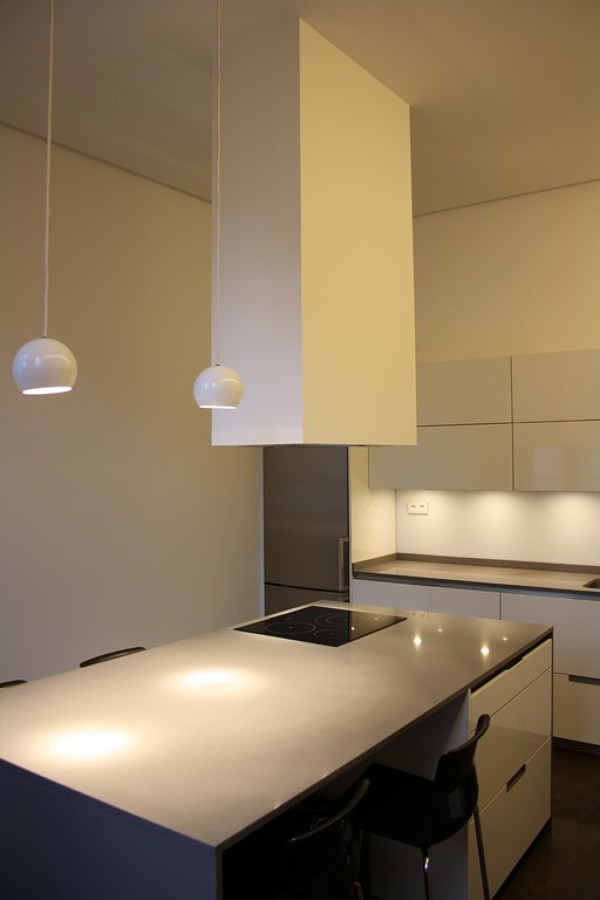 Cocina de diseño con isla, chimenea extracción flotante