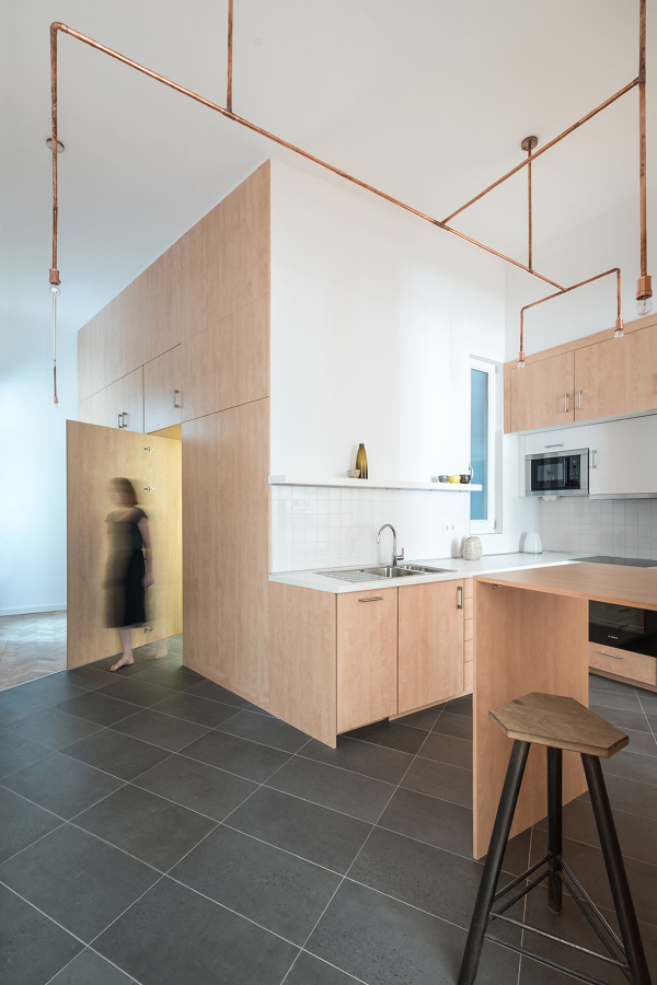 Cocina de madera abierta al espacio 