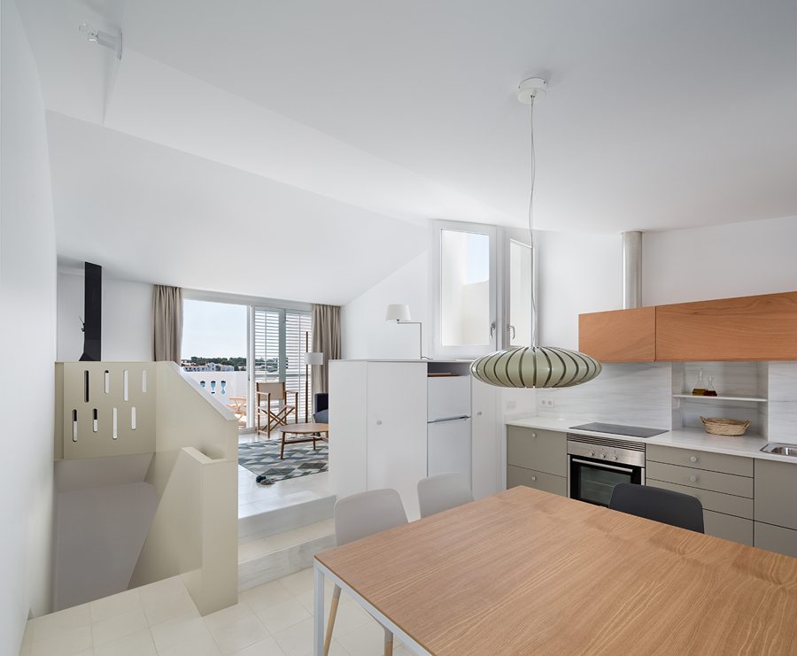 Cocina de madera y comedor