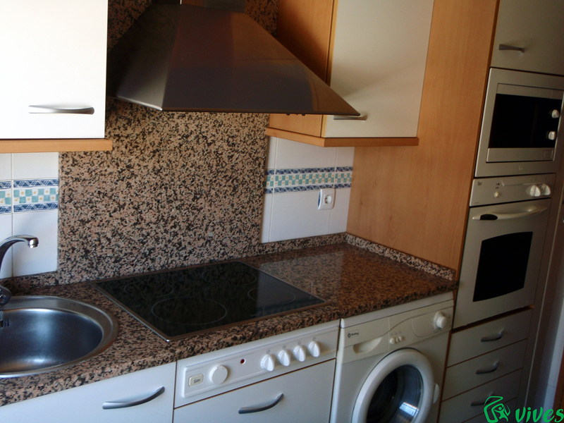 Cocina del apartamento con frente de granito