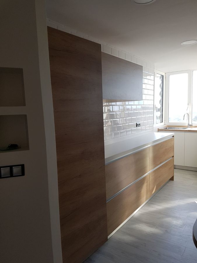 Cocina después. Limpieza y armonía del nuevo diseño.