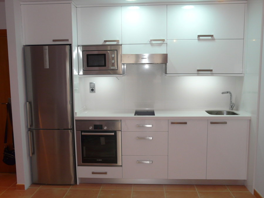 COCINA EN BLANCO BRILLO.