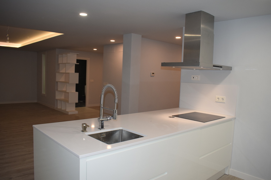 Cocina en blanco brillo