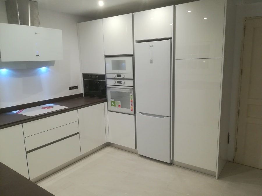 Cocina en blanco brillo con tirador tipo gola