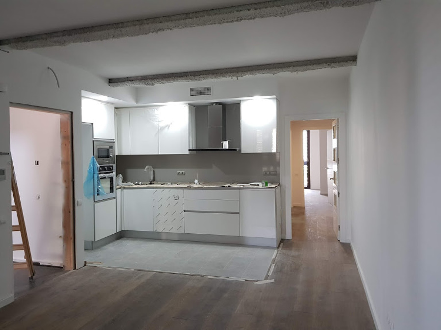 Cocina en ejecución, faltan vigas, puertas y accesorios.