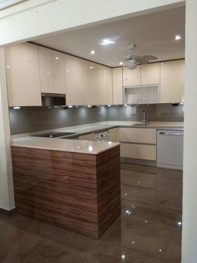 COCINA EN MAGNOLIA Y OLIVO BRILLO