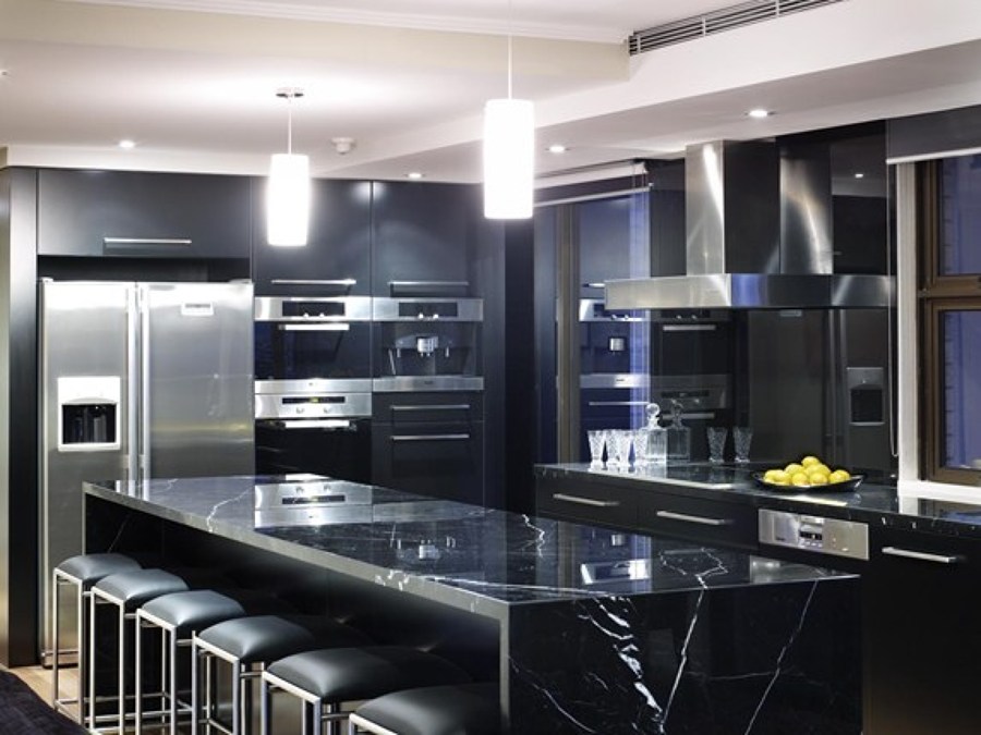 COCINA EN NEGRO MARQUINA.