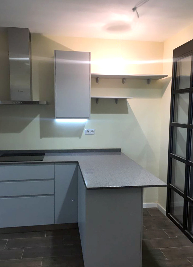 Cocina con mobiliario lacado gris brillo 3
