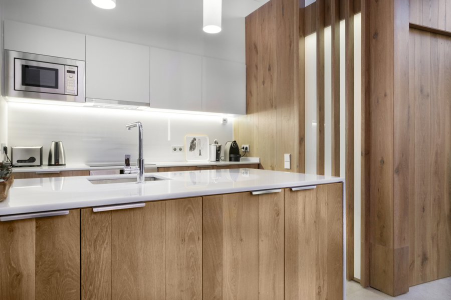 cocina en tonos blancos y madera de roble 