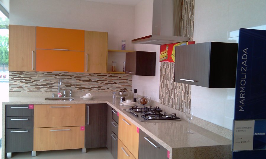 cocina  en tres colores y azulejos de tres tonos