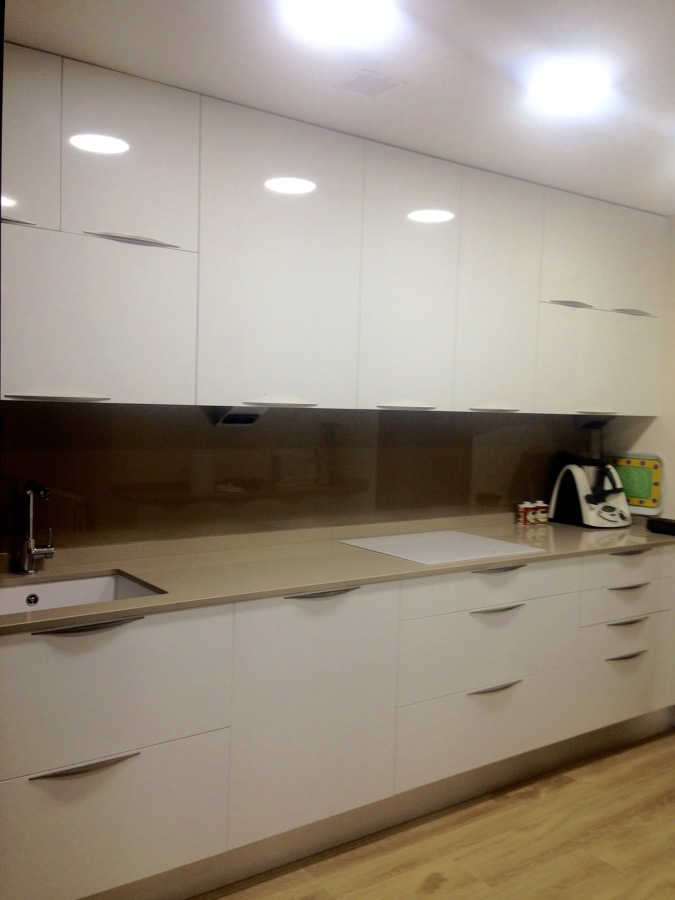 cocina formica alto brillo y silestone