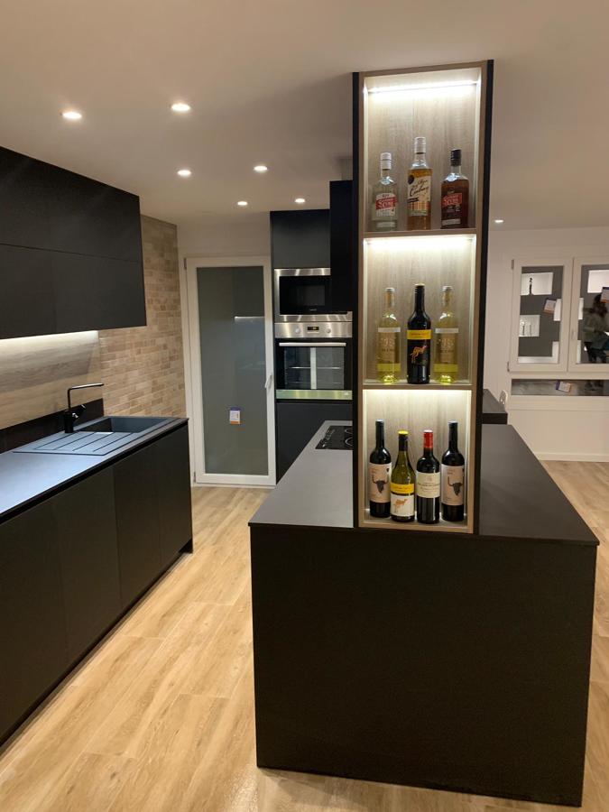 Cocina frontal estantería botellero