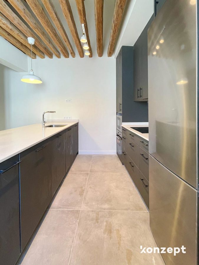 cocina gris con península