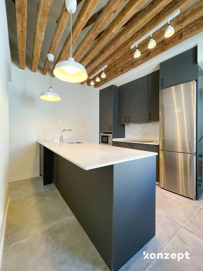 cocina gris con península