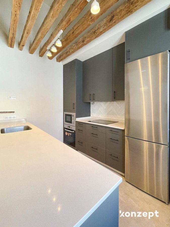 cocina gris tirador negro