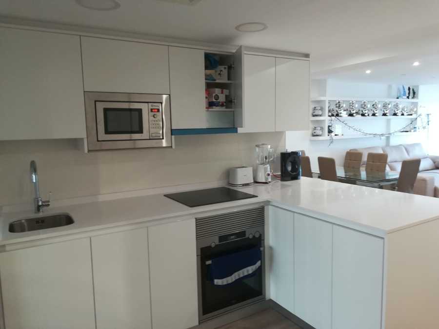 Cocina hecha a medida por carpintero con encimera de silestone