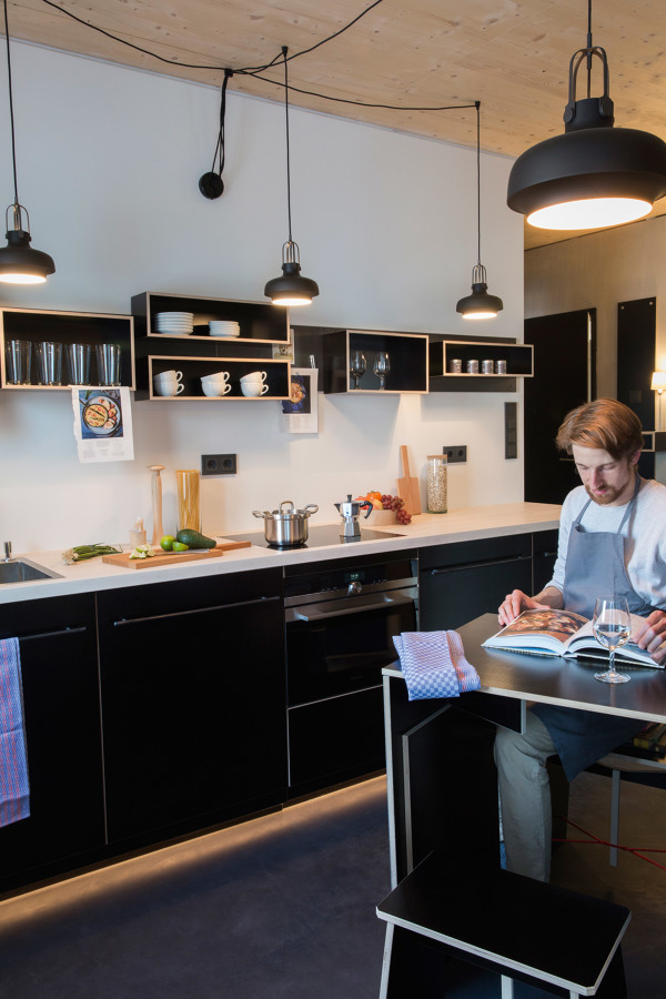 cocina iluminada en negro 