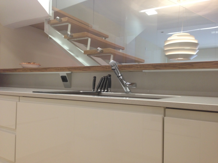 COCINA INTEGRADA A COMEDOR Y ESCALERA