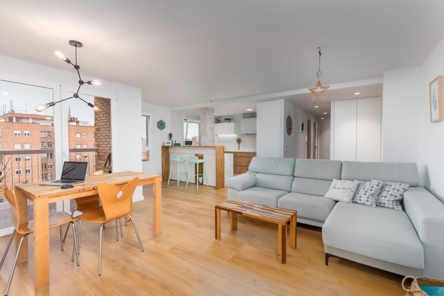 Cocina integrada en el salón y comedor de estilo nórdico y funcional