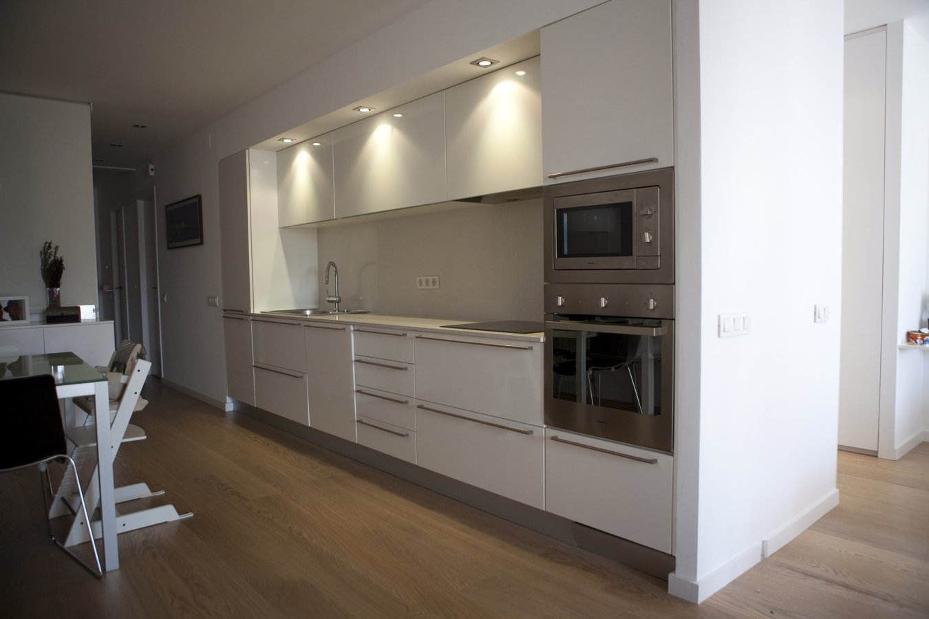 Cocina integrada en mueble distribuidor