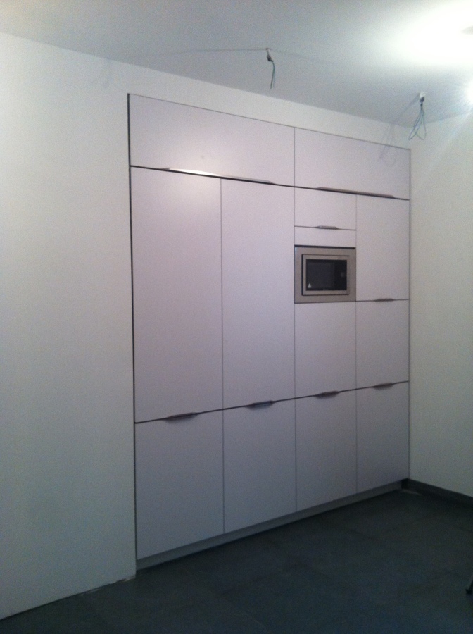 cocina integrada en tonos neutros