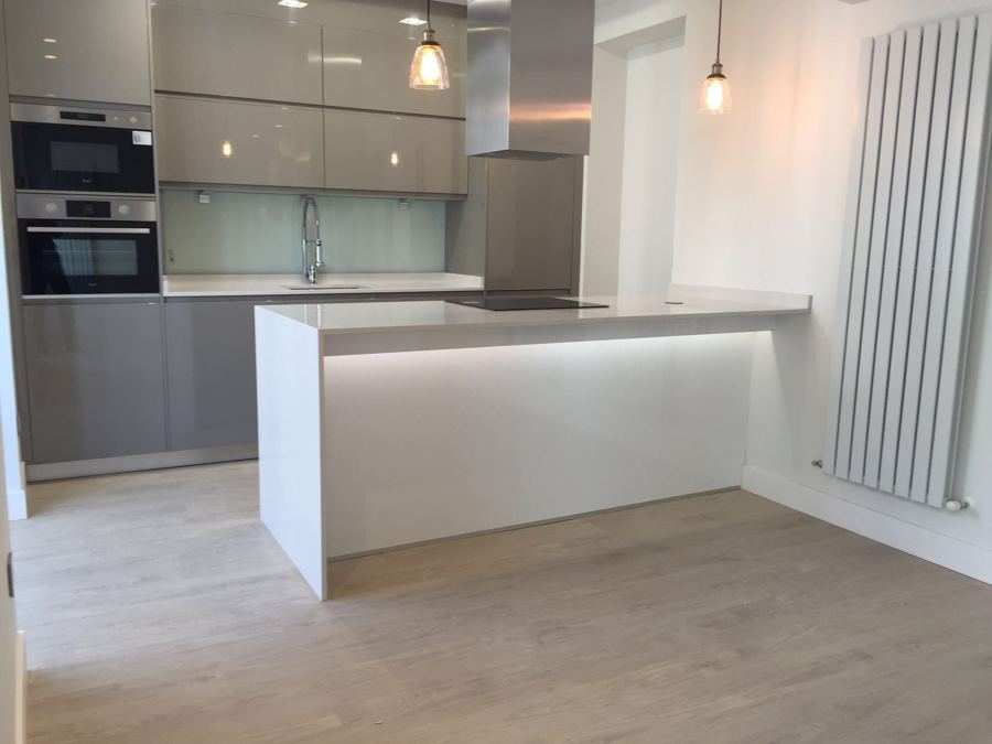 Cocina lacada abierta al salón