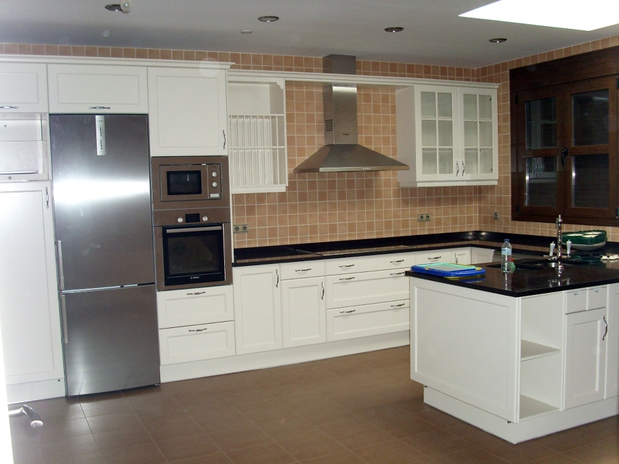 Cocina lacada con encimera Compac Chocolat