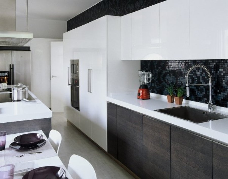 cocina lacada Giemmegi Cucine y pared panelada con mosaico Bisaza