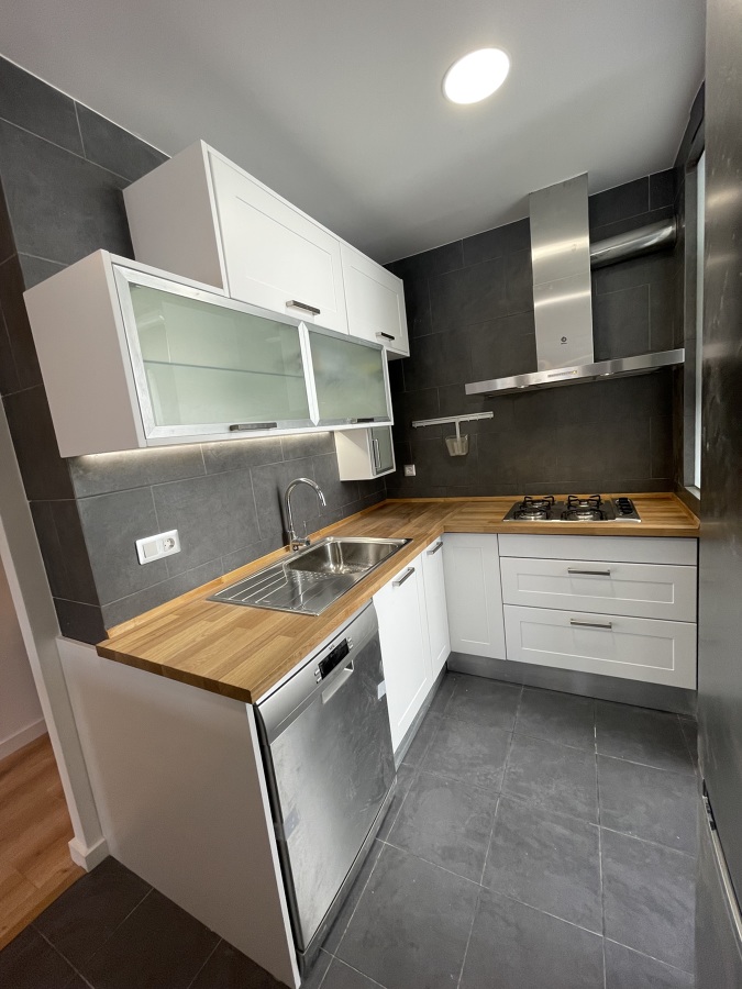 Cocina lacada y encimera madera