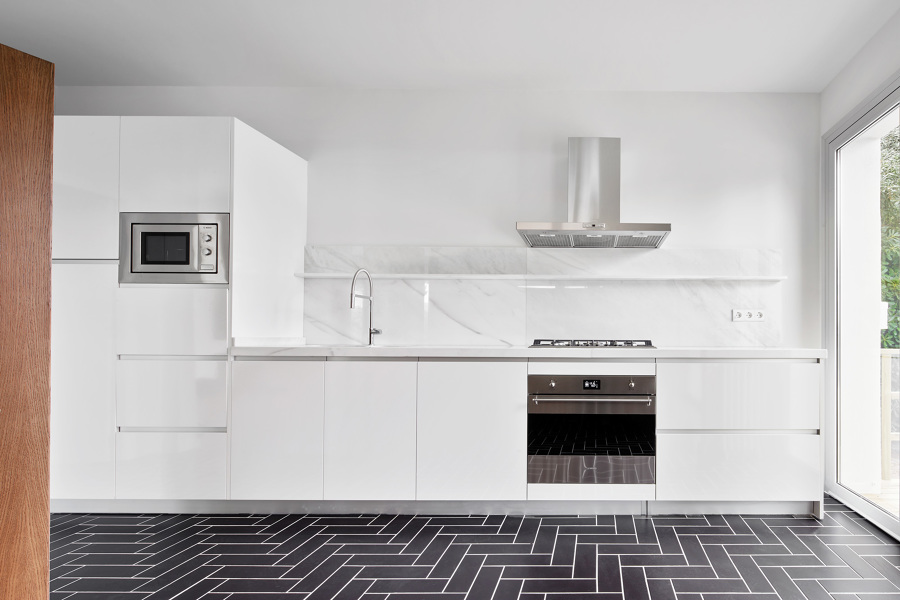 Cocina lineal en blanco