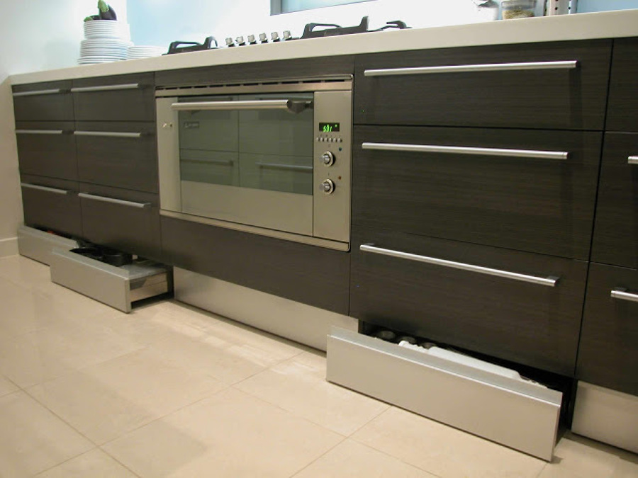 cocina-madera-oscura-y-verde61