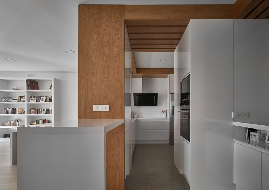 Cocina madera y blanca