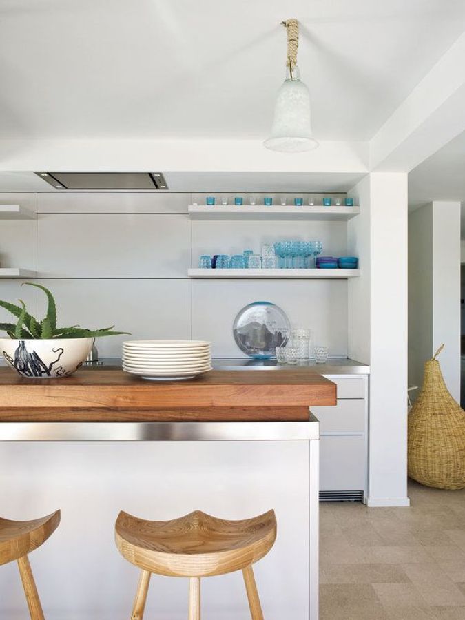 Cocina mediterránea con vajilla en azul