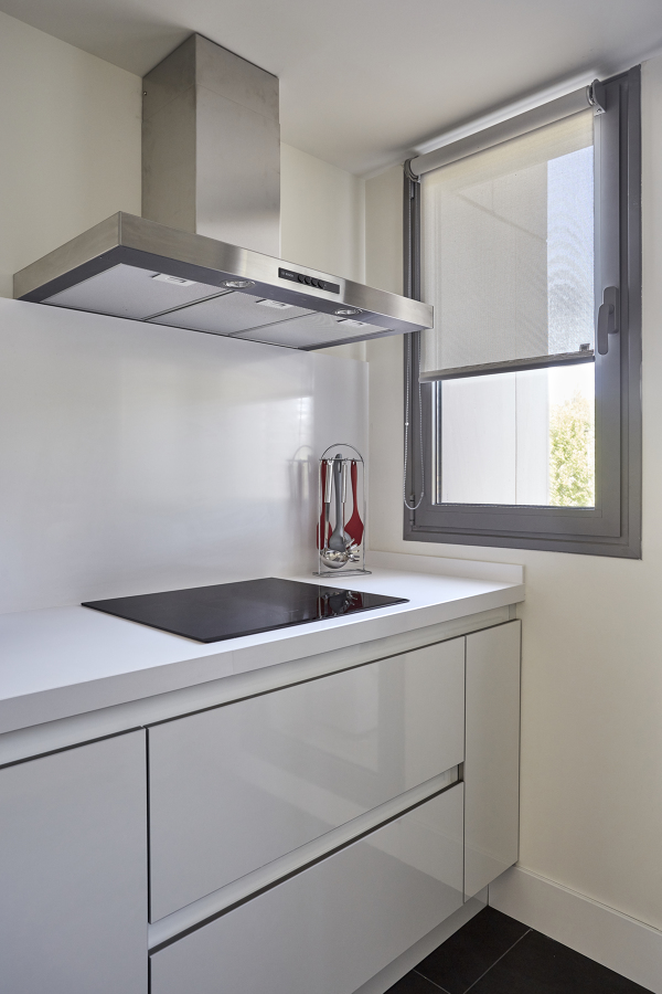 Cocina Minimalista en Blanco y Acero  (San Sebastián de los Reyes, Madrid)